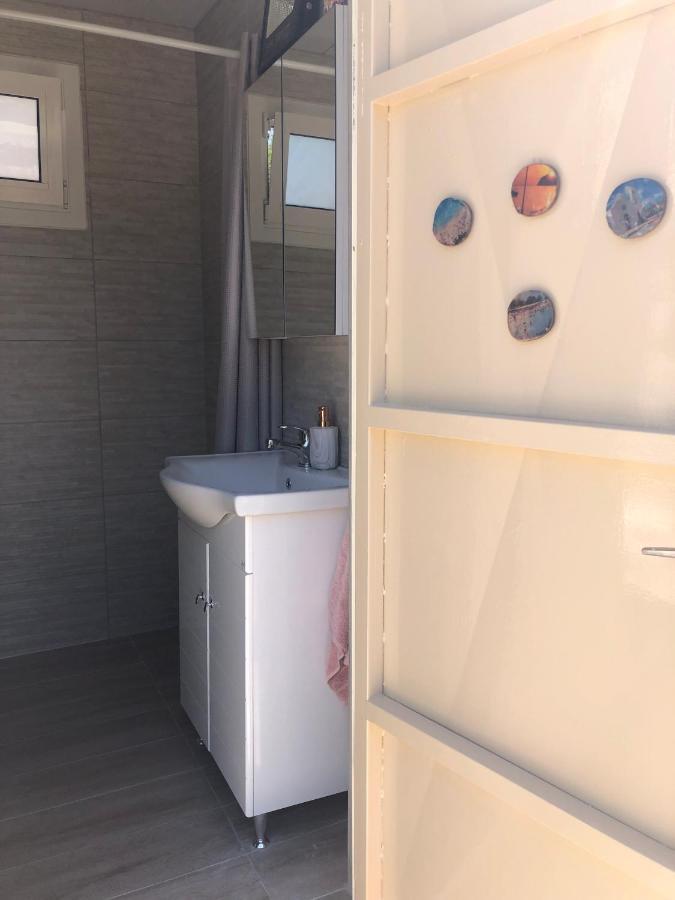 Converted Shed Studio & Garden Hanging Bed Порто-Рафти Экстерьер фото