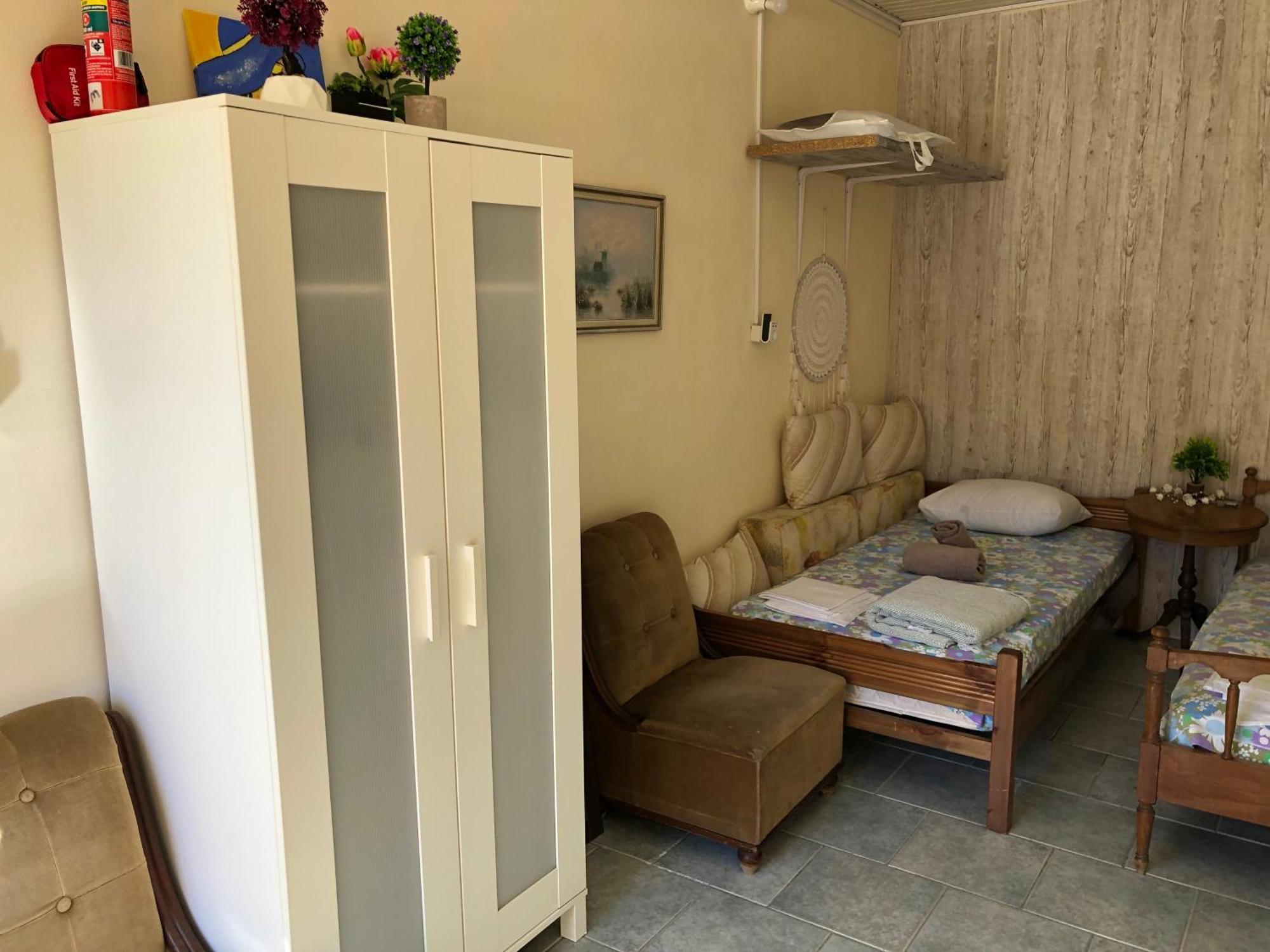 Converted Shed Studio & Garden Hanging Bed Порто-Рафти Экстерьер фото